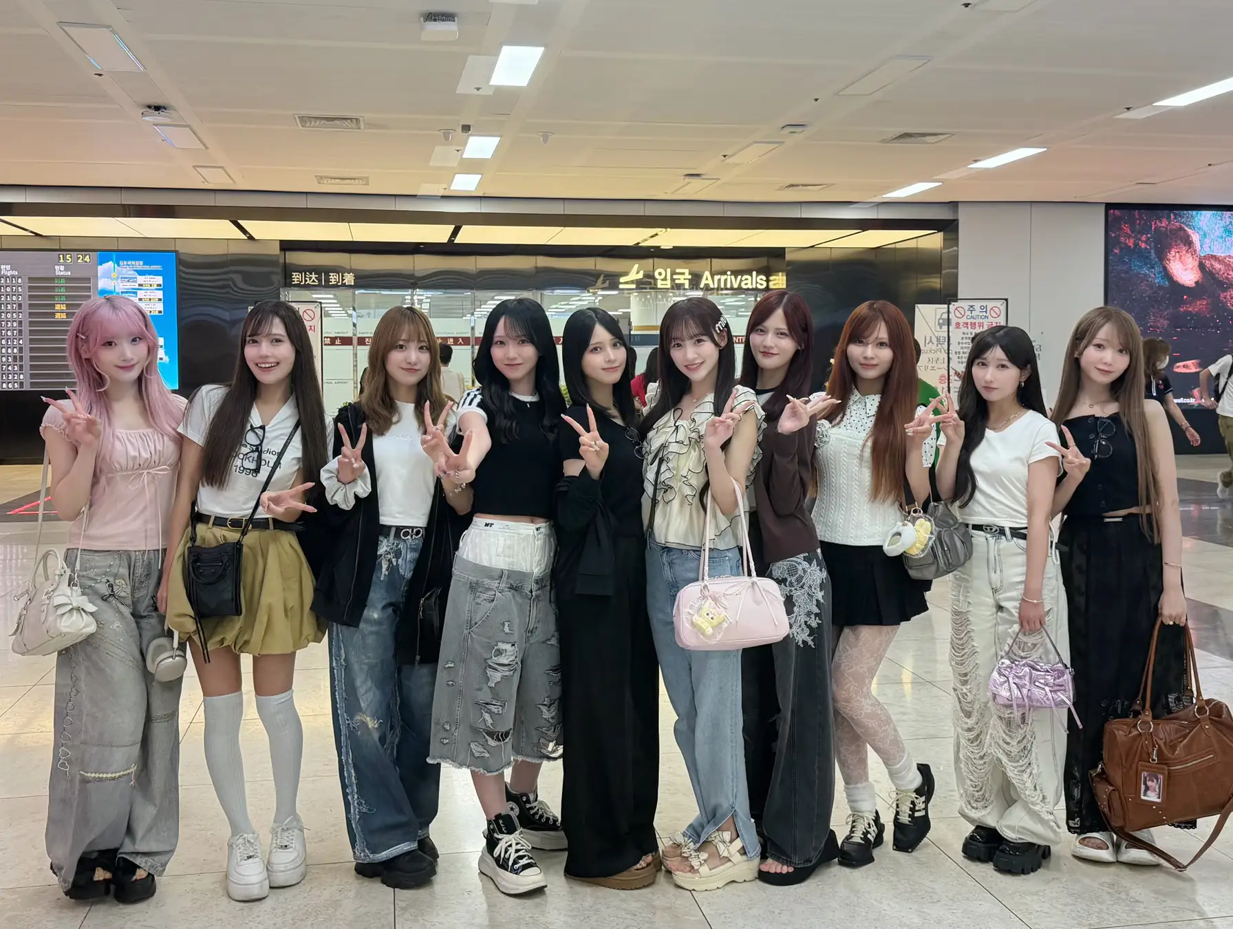 =LOVEのメンバーが2026年8月22日に韓国・金浦空港へ到着した際の公式写真