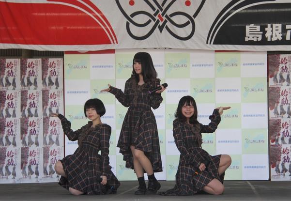 2021年の島根ぶどう初出荷式でFURUSATO POPを初披露する当時のFlood Lyrics