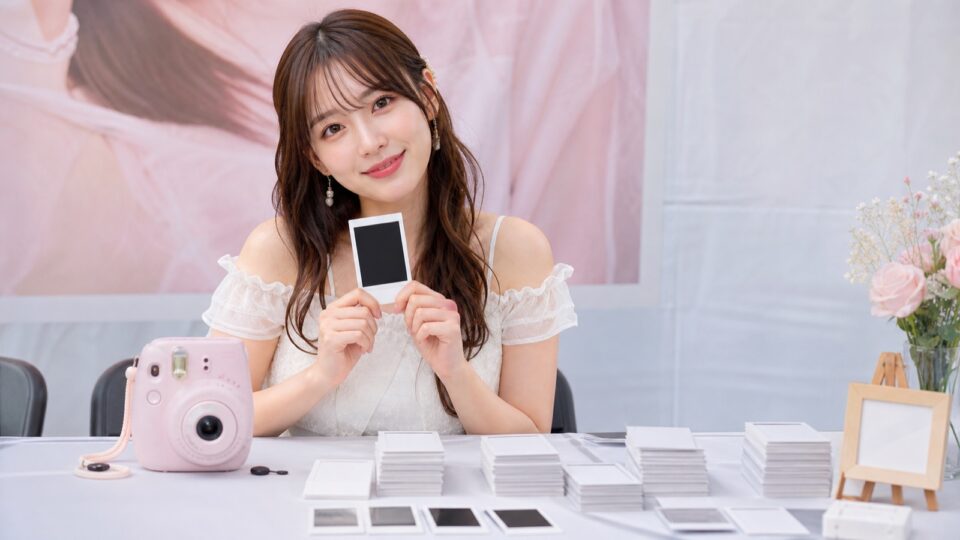 特典会でチェキを準備する女性アイドルのイメージ
