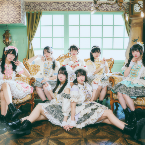 ドレス風衣装を着たマリークラウンの7人
