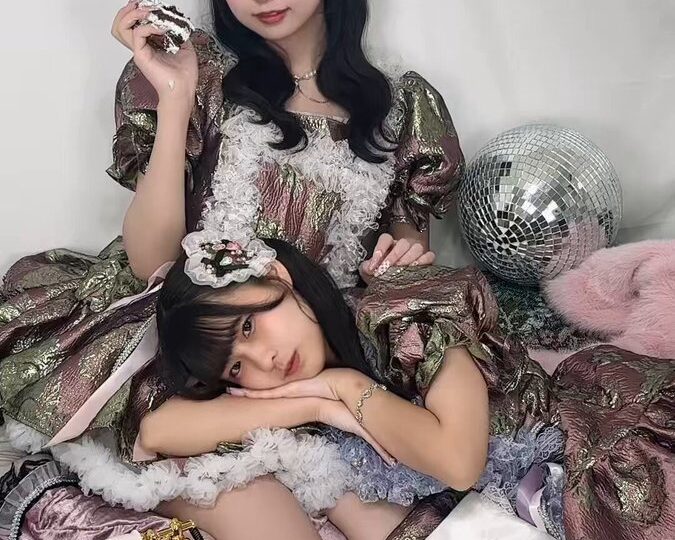 ToyTicTrap「ROOM:001」撮影中の花笑るかと七瀬ななは