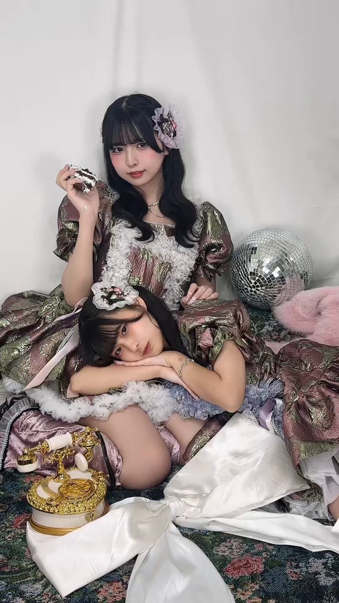 ToyTicTrap「ROOM:001」撮影中の花笑るかと七瀬ななは