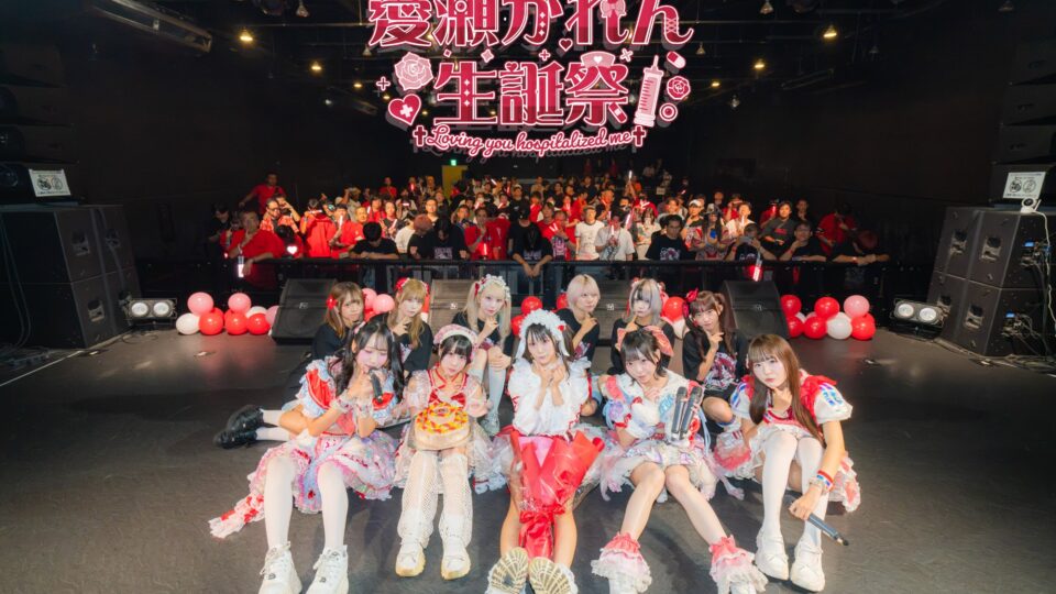 AQA公式Xに掲載された愛瀬かれん生誕祭の集合写真