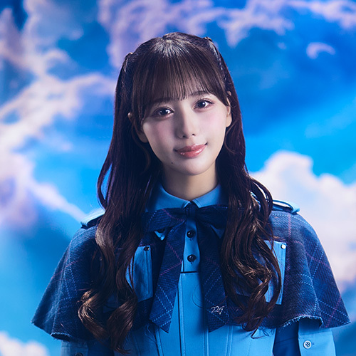 22/7公式プロフィールに掲載された麻丘真央のアーティスト写真