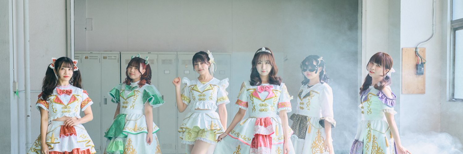 学歴の暴力の公式グループ写真