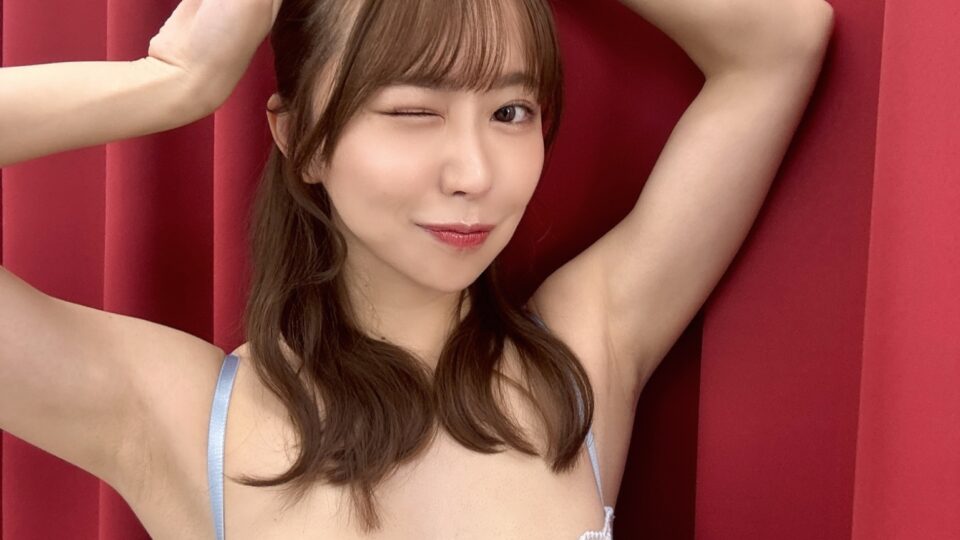 平井ことが公式Xに投稿した「安全ピンを探せ」の写真