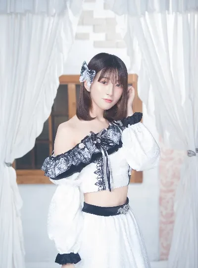 白と黒のステージ衣装を着たルルネージュ・藤永めぐみの公式プロフィール写真