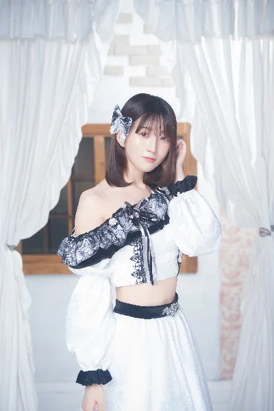 白と黒のステージ衣装を着たルルネージュ・藤永めぐみの公式プロフィール写真