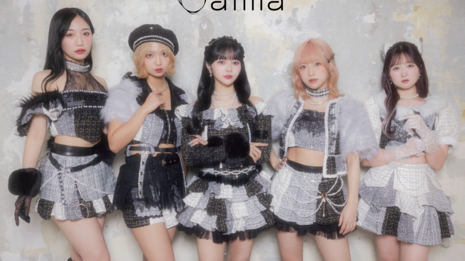 黒を基調とした衣装を着たalma現メンバー5人の公式集合写真