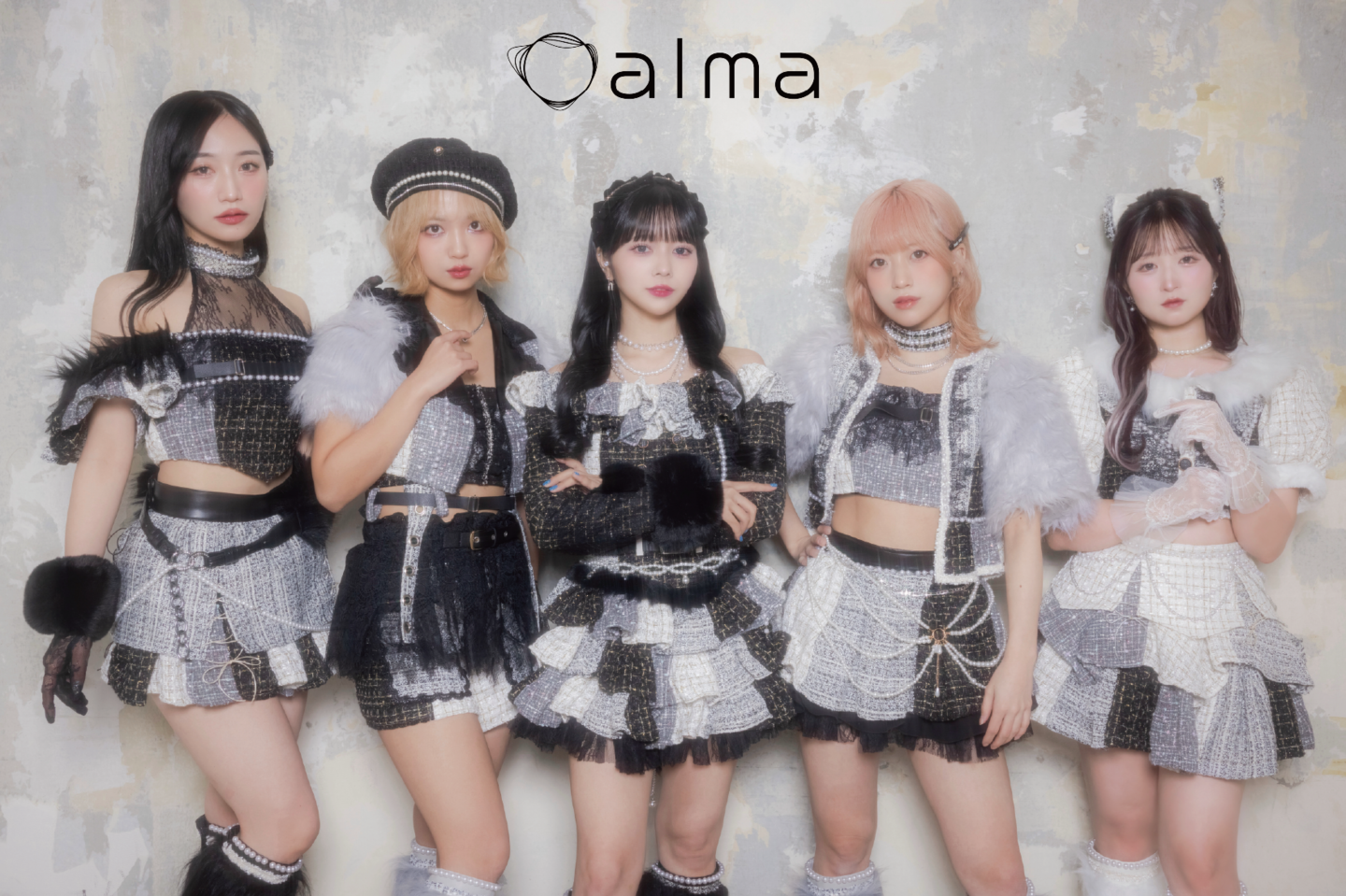 黒を基調とした衣装を着たalma現メンバー5人の公式集合写真