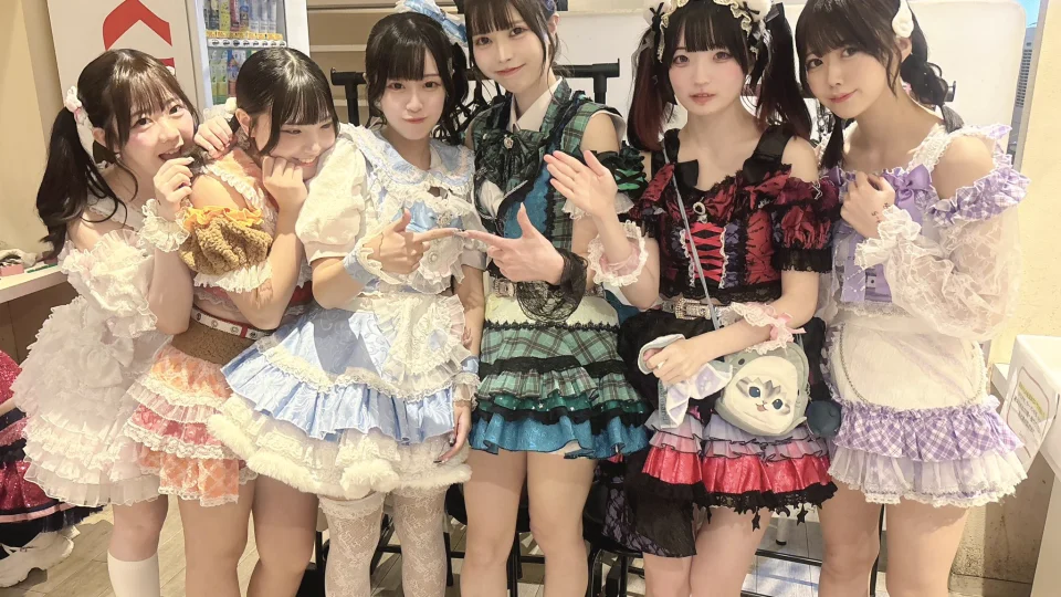 ステージ衣装のAs a Cutie Pomeranianメンバー公式写真
