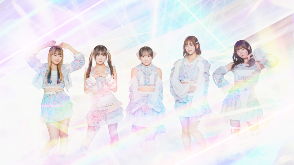 淡い色の衣装を着たAxelightのメンバー5人による公式集合写真