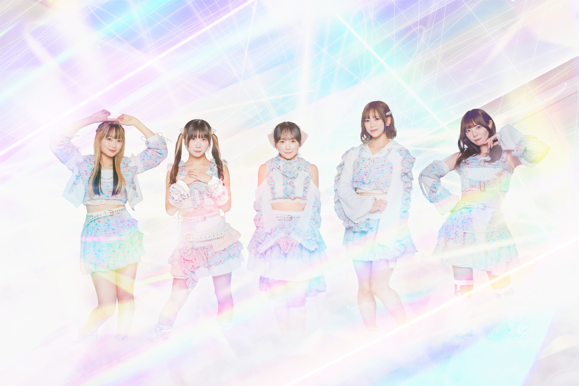 淡い色の衣装を着たAxelightのメンバー5人による公式集合写真