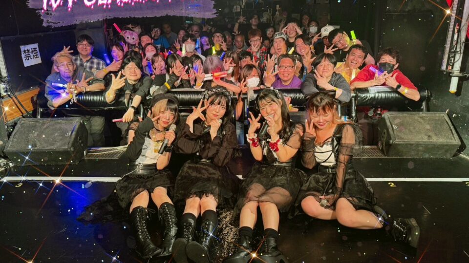 IVY CLASSIC 2026終演後にステージ上で撮影されたIVYメンバー4人と観客の公式集合写真
