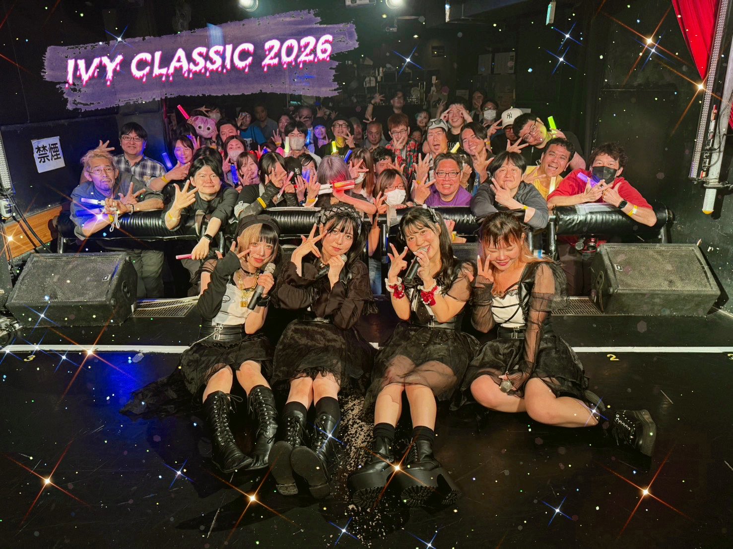 IVY CLASSIC 2026終演後にステージ上で撮影されたIVYメンバー4人と観客の公式集合写真