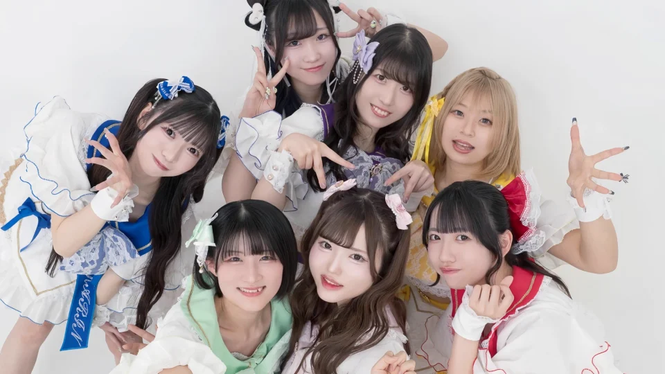 純粋カフェラッテの7人が並ぶ公式グループ写真