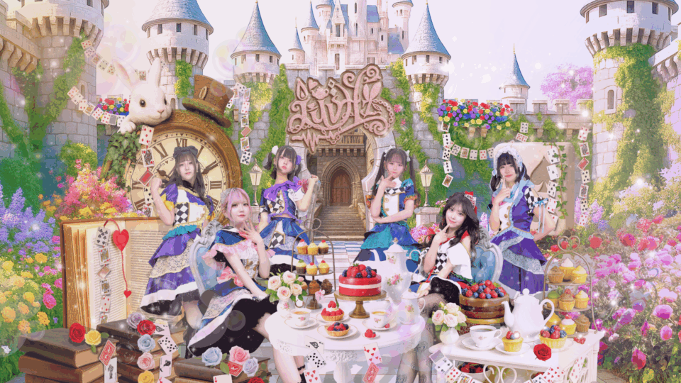 LuvHzのメンバー5人が並ぶ公式グループ写真