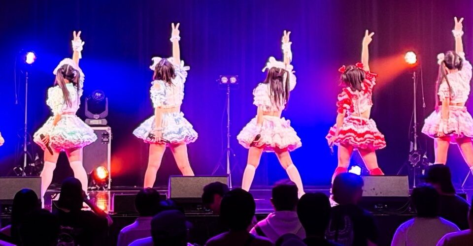 ステージ上で背中を向けてポーズを取るなないろ∞ミルキーウェイの7人