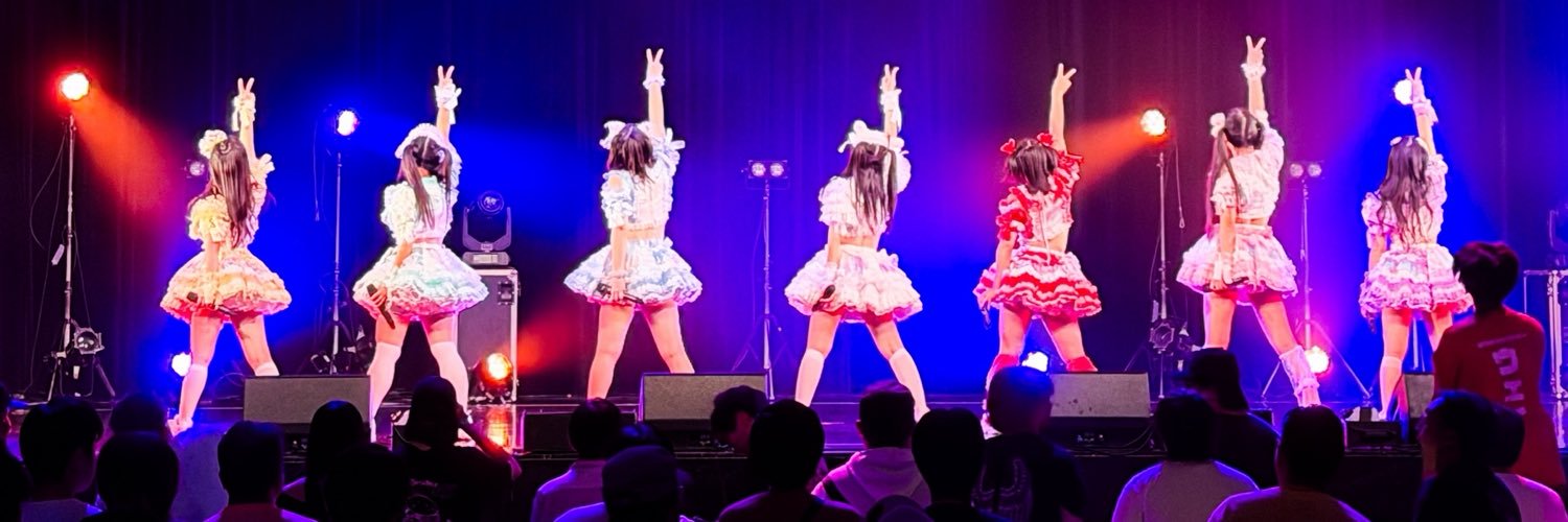 ステージ上で背中を向けてポーズを取るなないろ∞ミルキーウェイの7人