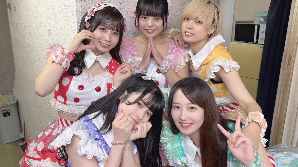 ステージ衣装で並ぶおちゃメンタル☆パーティーの公式グループ写真