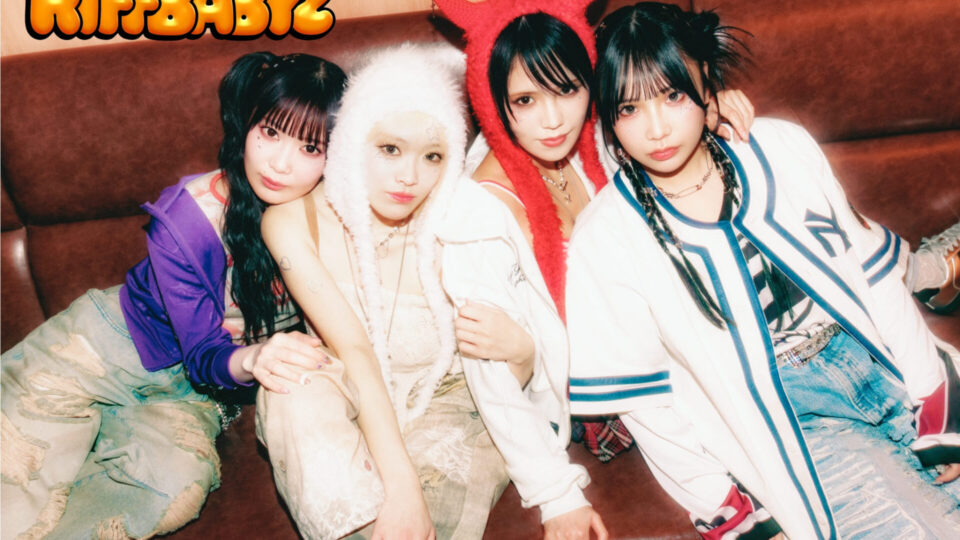 ソファに座るRIFFBABYZのメンバー4人の公式グループ写真