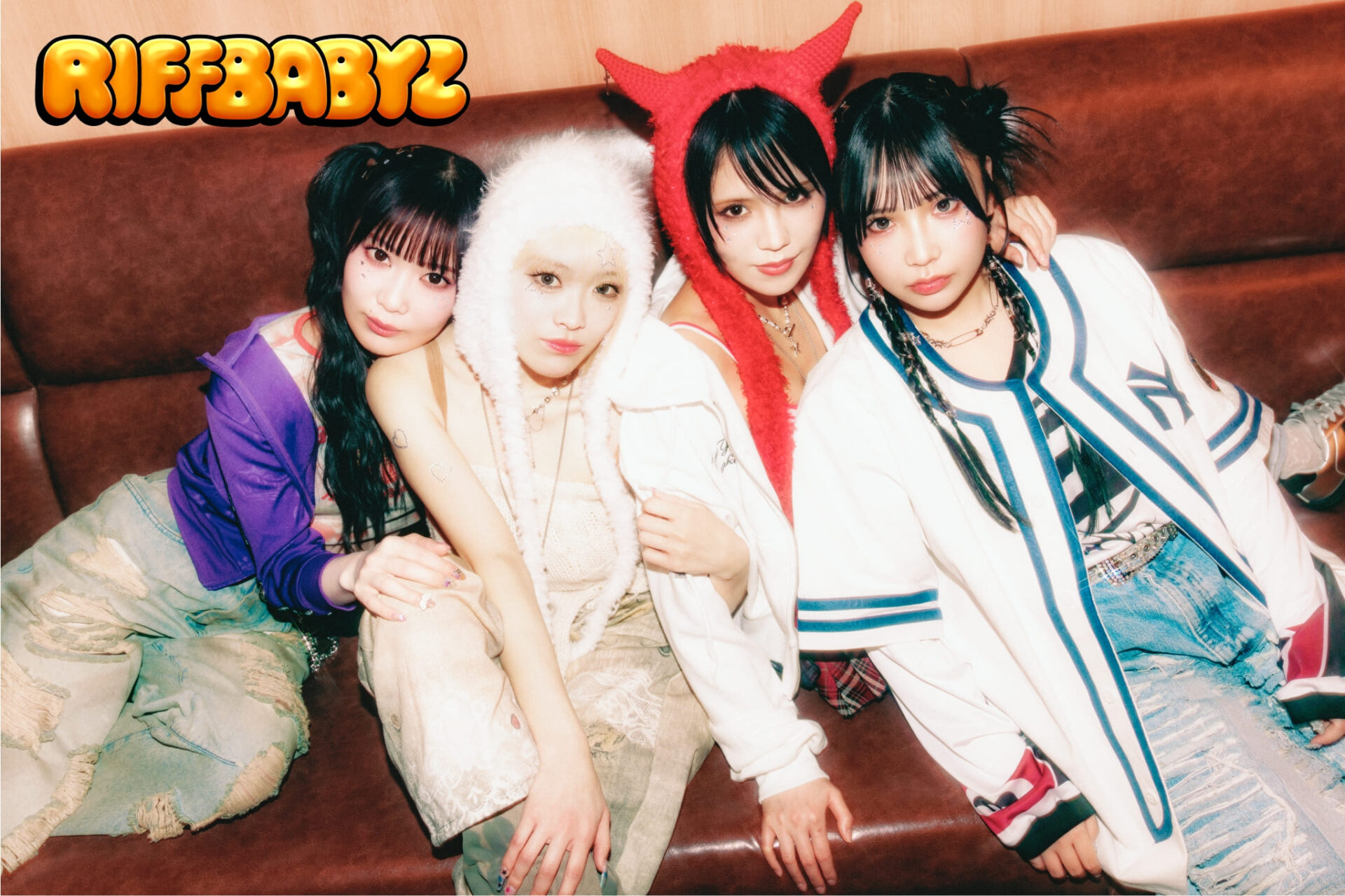 ソファに座るRIFFBABYZのメンバー4人の公式グループ写真