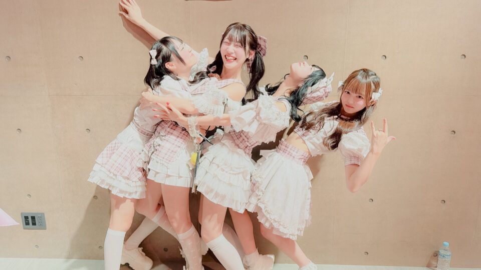 Tiramisuの現メンバー4人が並ぶ公式集合写真