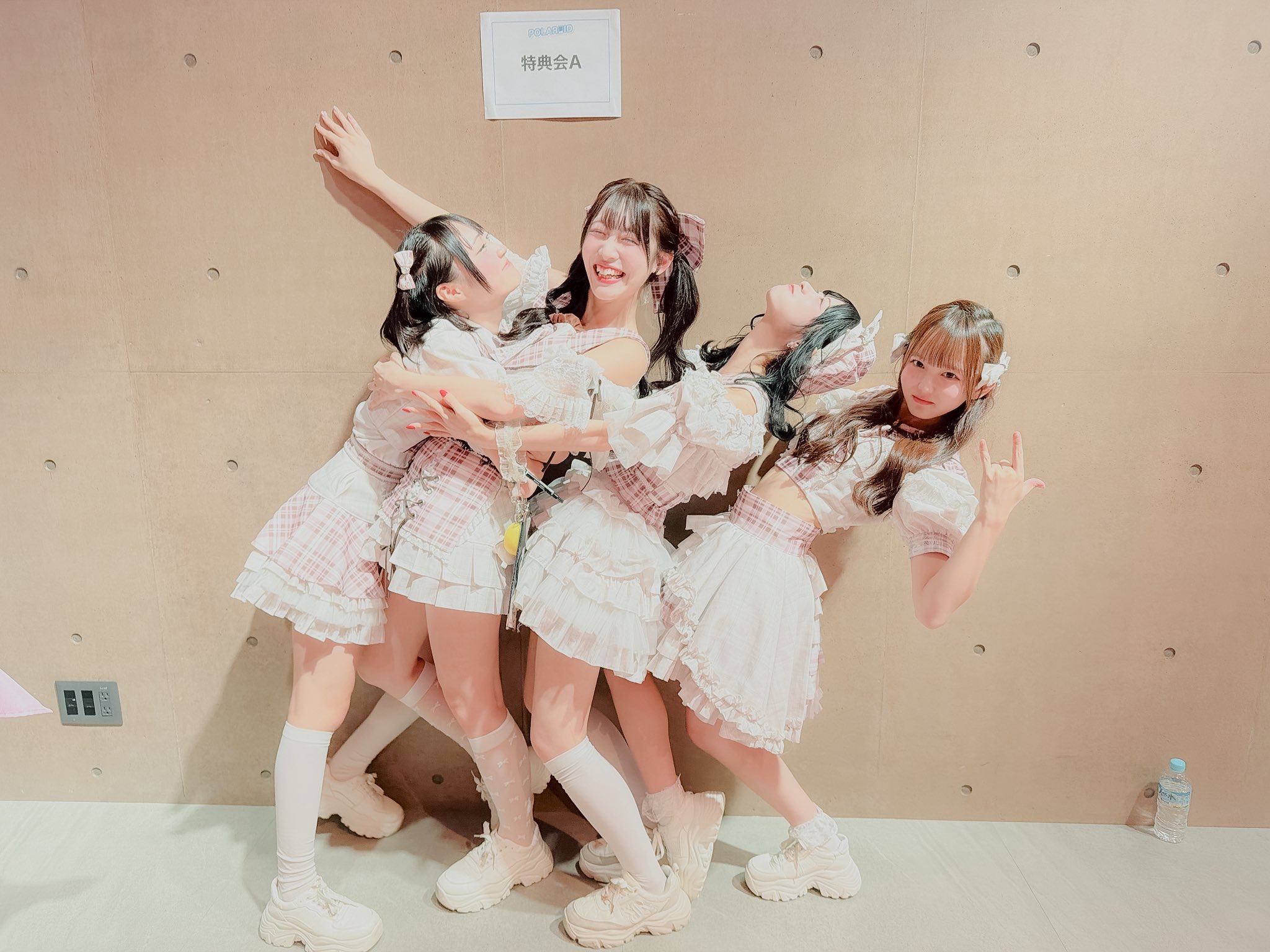 Tiramisuの現メンバー4人が並ぶ公式集合写真