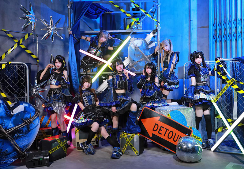 青と黒の衣装を着た脱退発表前のVVSiSメンバー7人の公式集合写真