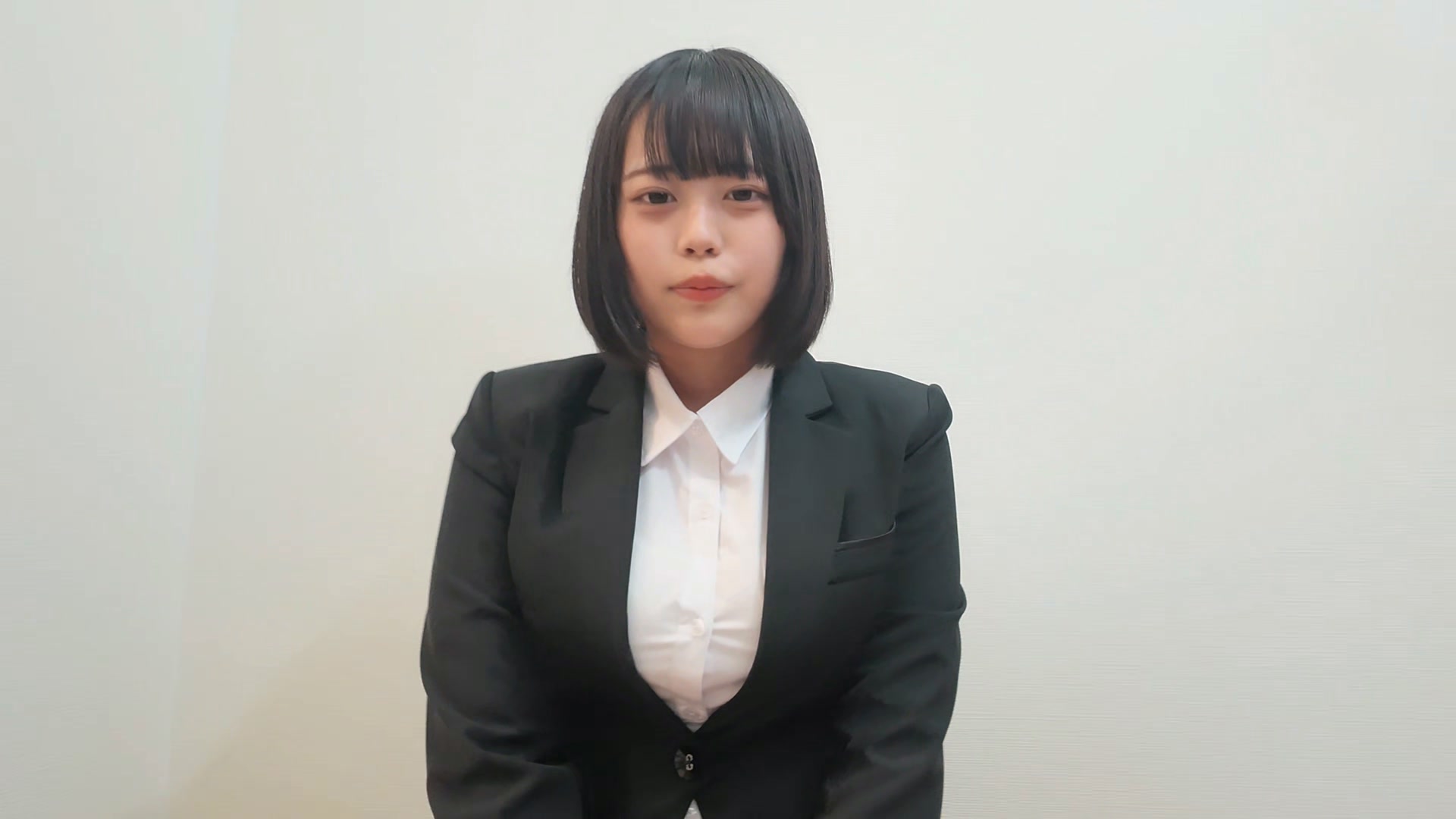 黒いジャケット姿で謝罪動画に臨むあいすなっつのゆめぴりか
